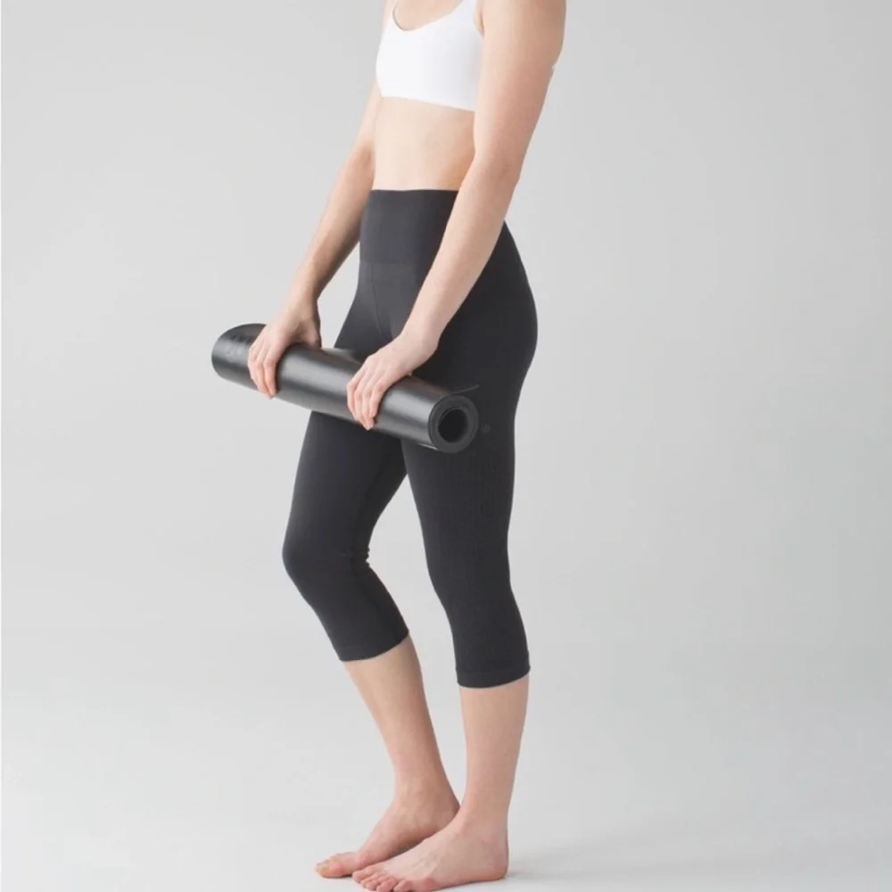 Lululemon High Rise Crop - Picture 1 of 3